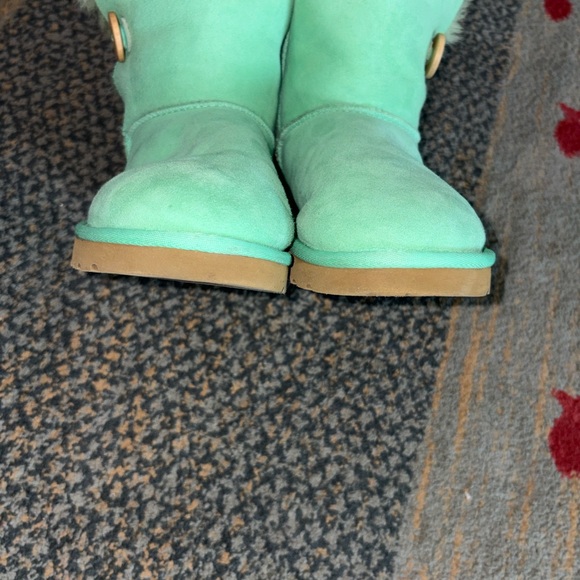 UGG women’s Bailey button boot in aqua shearling Size 7 brand new condition - Picture 4 of 8